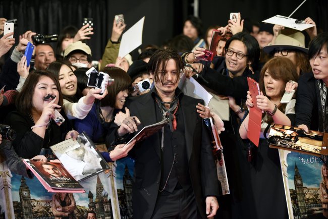 <YONHAP PHOTO-0219> epa04588710 US actor/cast member Johnny Depp (C) poses for photographs with fans as he arrives for the premiere of 'Mortdecai' in Tokyo, Japan, 27 January 2015. The movie will be released in Japanese theaters on 06 February. EPA/FRANCK ROBICHON/2015-01-28 00:57:25/ <저작권자 ⓒ 1980-2015 ㈜연합뉴스. 무단 전재 재배포 금지.>
U.S. actor Johnny Depp poses for photographs with fans as he arrives for the premiere of “Mortdecai” in Tokyo on Tuesday.    Yonhap
U.S. actor Johnny Depp poses for photographs with fans as he arrives for the premiere of “Mortdecai” in Tokyo on Tuesday.    Yonhap