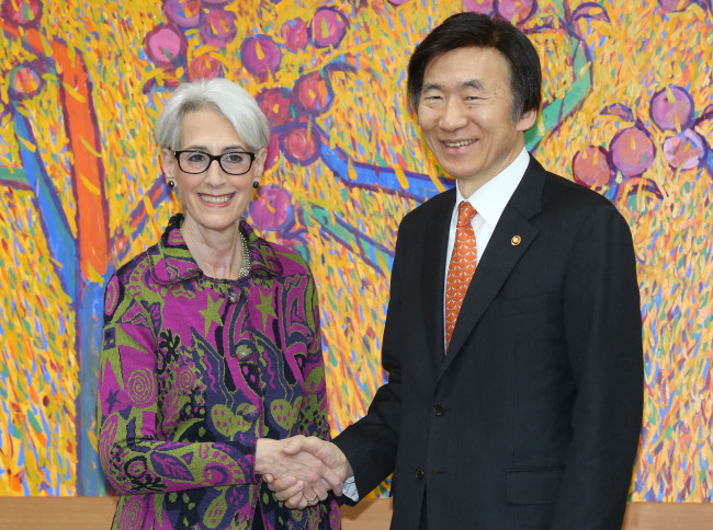 Foreign Minister Yun Byung-se (right) poses with U.S. Undersecretary of State for Political Affairs Wendy Sherman before their talks at the Government Complex in downtown Seoul on Thursday.   Park Hyun-koo/The Korea Herald