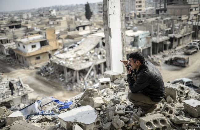 <YONHAP PHOTO-2762> A Kurdish man talks with a radio as he checks the eastern part of the Syrian border town of Kobane, known as Ain al-Arab, on January 28, 2015. Kurdish forces recaptured the strategic town on the Turkish frontier on January 26 in a symbolic blow for the jihadists who have seized swathes of territory in a brutal onslaught across Syria and Iraq. AFP PHOTO / BULENT KILIC../2015-01-28 21:53:05/ <저작권자 ⓒ 1980-2015 ㈜연합뉴스. 무단 전재 재배포 금지.>
A Kurdish man talks with a radio as he checks the eastern part of the Syrian border town of Kobane, known as Ain al-Arab, Wednesday. Kurdish forces recaptured the strategic town on the Turkish frontier on Monday in a symbolic blow for the jihadists, who have seized swathes of territory in a brutal onslaught across Syria and Iraq. (Related story on Page 5)   AFP-Yonhap