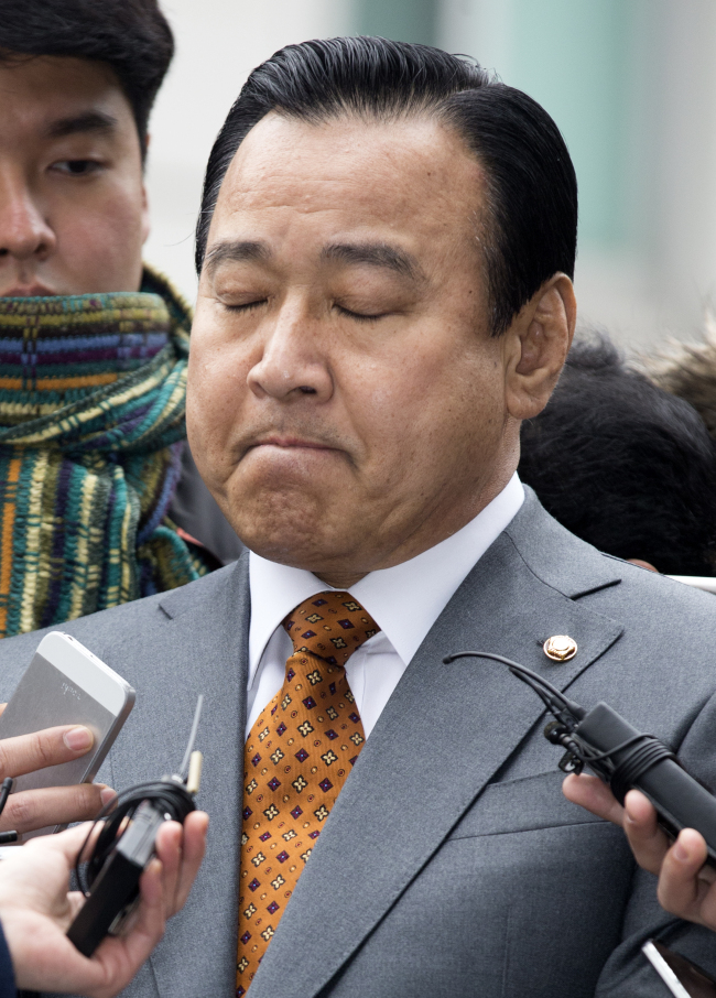 Prime Minister nominee Lee Wan-koo answers questions from reporters in front of his temporary office in Tongui-dong, Seoul, Thursday.   Yonhap