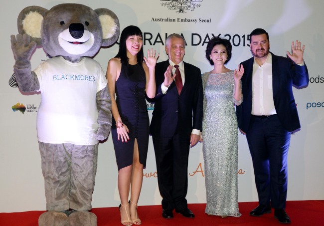 Australian Ambassador Bill Paterson (center) poses at a gala event during Australia Day 2015 at the Grand Hyatt Hotel in central Seoul on Thursday. Participants included TV entertainer Sam Hammington (right), soprano Kho Mi-Hyun (second from right) and vocalist Dami Im.   Park Hyun-koo/The Korea Herald