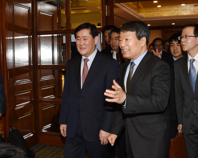 Korean Finance Minister Choi Kyung-hwan (left) is greeted by China’s National Development and Reform Commission Chairman Xu Shaoshi in Beijing on Thursday.    Yonhap