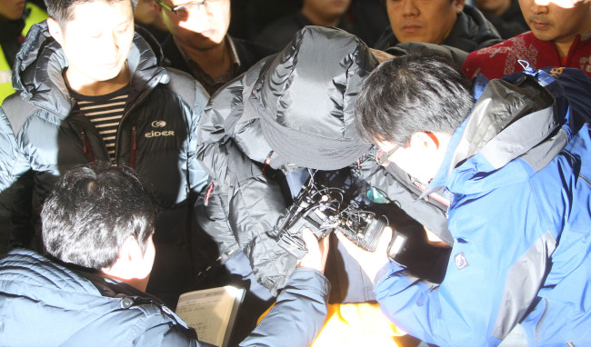 30일 새벽 청주흥덕경찰서를 찾은 ‘크림빵 뺑소니’ 피해자 강모(29)씨의 아버지 태호(58)씨가 취재진의 질문에 답하고 있다.