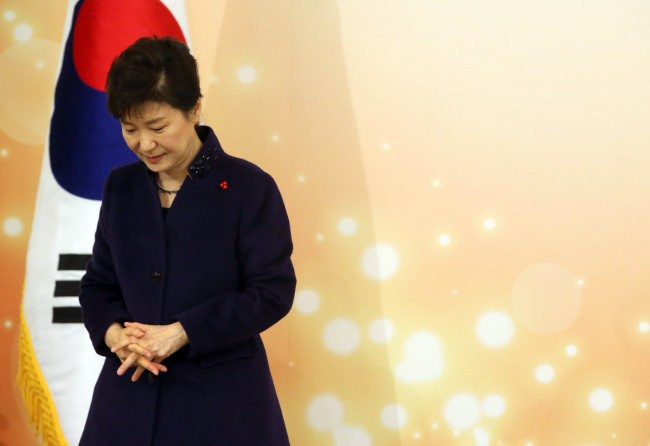 President Park Geun-hye attends an award ceremony for public servants at Cheong Wa Dae on Friday. Yonhap