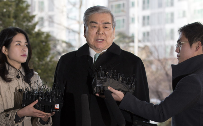 Korean Air chairman Cho Yang-ho answers questions from reporters before stepping into a court in Seoul on Friday.   Yonhap