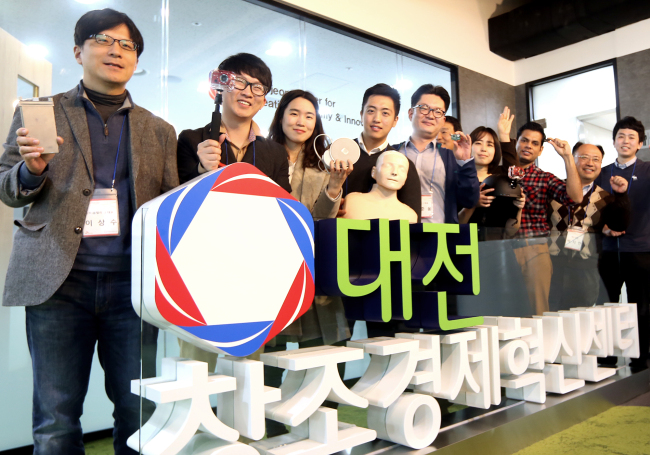 Businesspeople participate in an entrepreneurship program at the Daejeon Creative Economy Innovation Center on Friday.   SK Group