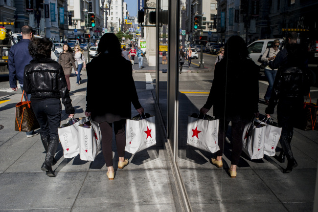 Bloomberg Photo Service 'Best of the Week': Pedestrians carry Macy's Inc. shopping bags in San Francisco, California, U.S., on Thursday, Jan. 22, 2015. The Conference Board is scheduled to release consumer confidence figures on Jan. 27. Photographer: David Paul Morris/Bloomberg
Pedestrians carry Macy’s shopping bags in San Francisco, California.    Bloomberg