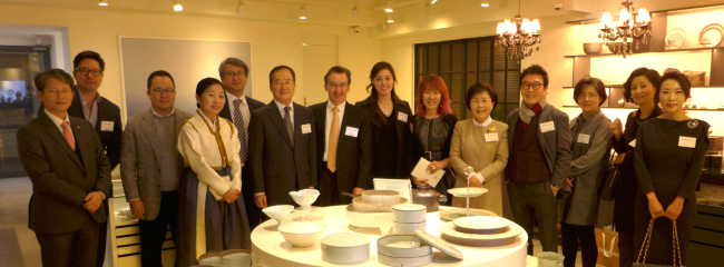 5.4 Club members pose in front of porcelain at Yido Dining in Apgujeong-dong in Seoul, where they discussed Korea’s tourism challenges.  Joel Lee/The Korea Herald
