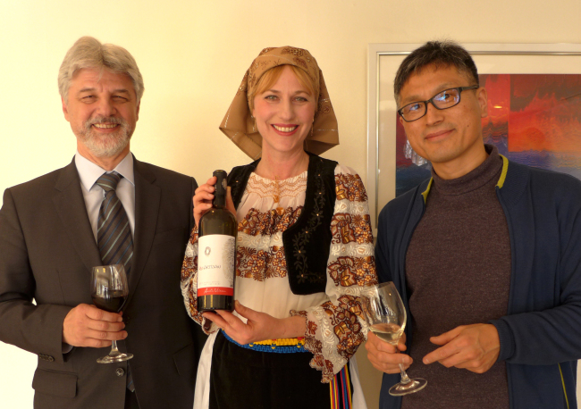 Romanian Ambassador Calin Fabian (left) poses with Dracula’s Lounge owner Jeni Pop (center) and WineLand director Kim Chung-ho at the tourism promotion and winetasting event at the Romanian Embassy in Seoul last week.
Romanian Ambassador Calin Fabian (left) poses with Dracula’s Lounge owner Jeni Pop (center) and WineLand director Kim Chung-ho at the tourism promotion and winetasting event at the Romanian Embassy in Seoul last week.