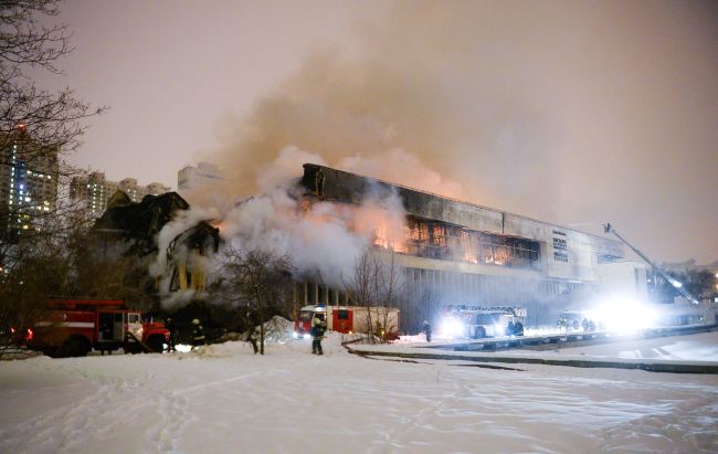 <YONHAP PHOTO-1003> Firefighters put down the blaze at a library of the Russian Academy of Sciences in Moscow, Saturday, Jan. 31, 2015. A fire at one of Russia's largest libraries has been raging for more than 17 hours, to destroy thousands of rare documents. (AP Photo/Alexander Zemlianichenko Jr)/2015-01-31 22:38:50/ <저작권자 ⓒ 1980-2015 ㈜연합뉴스. 무단 전재 재배포 금지.>
Firefighters put out the blaze at a library of the Russian Academy of Sciences in Moscow on Saturday.    AP-Yonhap
Firefighters put out the blaze at a library of the Russian Academy of Sciences in Moscow on Saturday.    AP-Yonhap