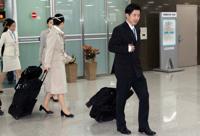 Park Chang-jin, the senior Korean Air crew member in the “nut rage” incident, leaves Gimhae International Airport after serving on a flight between Busan and Nagoya, Japan. After blowing the whistle on the alleged breach of aviation safety regulations by the eldest daughter of the company’s chairman Cho Yang-ho, Park went on leave for 55 days.   Yonhap