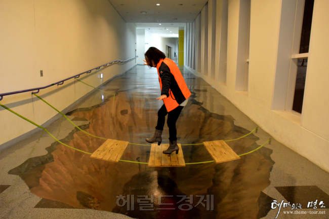 포트홀을 건너는 착시효과를 연출한 트릭아트