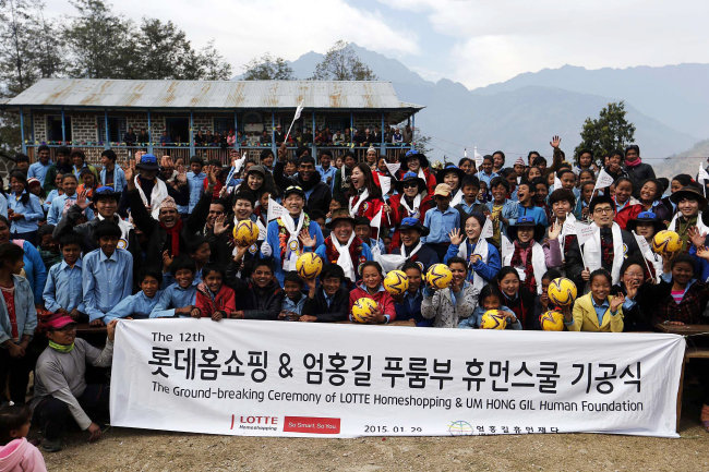 <YONHAP PHOTO-0544> 네팔에서 열린 '롯데홈쇼핑 & 엄홍길 푸룸부 휴먼스쿨 기공식' (네팔 사진공동취재단=연합뉴스) '롯데홈쇼핑 & 엄홍길 푸룸부 휴먼스쿨' 기공식과 자원봉사활동이 지난 29~30일 네팔 푸룸부마을에서 열린 가운데 엄홍길씨와 롯데홈쇼핑 직원들이 1월 29일 네팔 푸룸부 <쓰리머얌> 학교에서 휴먼스쿨 기공식을 마친 뒤 학생들과 기념사진을 찍고 있다. 산악인 엄홍길씨는 히말라야 16좌 정복을 기념해 지난 2008년부터 네팔 오지 마을에 현대식 시설을 갖춘 학교인 엄홍길 휴먼스쿨을 지어주고 있다. 푸룸부 휴먼스쿨은 롯데홈쇼핑이 후원해 2016년 완공될 예정이다. 2015.2.1 photo@yna.co.kr/2015-02-01 11:12:31/ <저작권자 ⓒ 1980-2015 ㈜연합뉴스. 무단 전재 재배포 금지.>
<YONHAP PHOTO-0544> 네팔에서 열린 '롯데홈쇼핑 & 엄홍길 푸룸부 휴먼스쿨 기공식' (네팔 사진공동취재단=연합뉴스) '롯데홈쇼핑 & 엄홍길 푸룸부 휴먼스쿨' 기공식과 자원봉사활동이 지난 29~30일 네팔 푸룸부마을에서 열린 가운데 엄홍길씨와 롯데홈쇼핑 직원들이 1월 29일 네팔 푸룸부 <쓰리머얌> 학교에서 휴먼스쿨 기공식을 마친 뒤 학생들과 기념사진을 찍고 있다. 산악인 엄홍길씨는 히말라야 16좌 정복을 기념해 지난 2008년부터 네팔 오지 마을에 현대식 시설을 갖춘 학교인 엄홍길 휴먼스쿨을 지어주고 있다. 푸룸부 휴먼스쿨은 롯데홈쇼핑이 후원해 2016년 완공될 예정이다. 2015.2.1 photo@yna.co.kr/2015-02-01 11:12:31/ <저작권자 ⓒ 1980-2015 ㈜연합뉴스. 무단 전재 재배포 금지.>