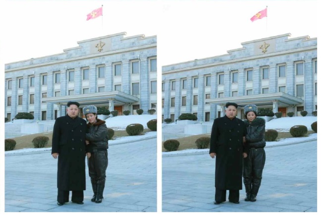 김정은 북한 국방위원회 제1위원장이 올해 첫 비행훈련으로 표창 휴가를 받은 전투기 조종사들을 집무실로 불러 격려하고 사진을 찍었다고 노동당 기관지 노동신문이 2일 보도했다.  [사진=노동신문 홈페이지]