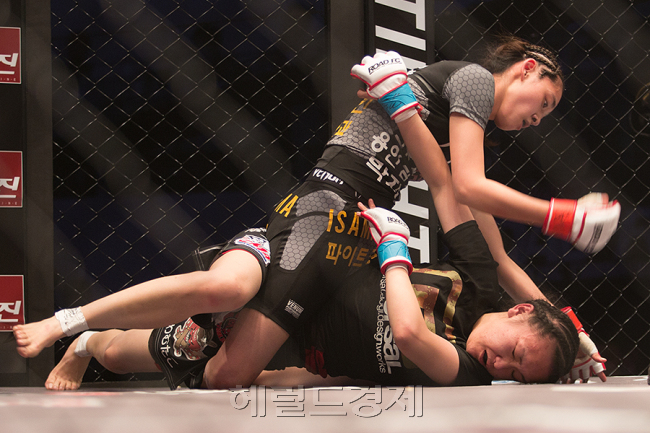 이리에가 몸을 돌려보지만 양다리로 이리에를 꽉 붙들어둔 박지혜의 펀치는 계속된다.  [사진=정성욱 기자/mr.sungchong@gmail.com]