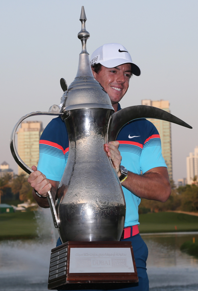 <YONHAP PHOTO-1961> Rory McIlroy of Northern Ireland holds the trophy after he wins the final round of the Dubai Desert Classic golf tournament in United Arab Emirates, Sunday, Feb. 1, 2015. (AP Photo/Kamran Jebreili)/2015-02-01 23:36:18/ <저작권자 ⓒ 1980-2015 ㈜연합뉴스. 무단 전재 재배포 금지.>
Rory McIlroy holds the trophy after he wins the Dubai Desert Classic on Sunday.   AP-Yonhap