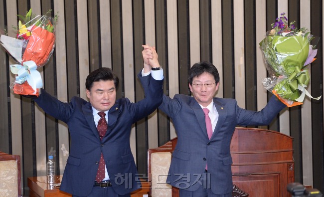 유승민(오른쪽).원유철의원이 2일 오전 국회에서 열린 새누리당 '2015 원내대표 및 정책위의장 선출 '의원총회에서 원내대표,정책위의장으로 선출된후 꽃다발을 들고 인사 하고  있다. 이길동기자.gdlee@heraldcorp.com
유승민(오른쪽).원유철의원이 2일 오전 국회에서 열린 새누리당 '2015 원내대표 및 정책위의장 선출 '의원총회에서 원내대표,정책위의장으로 선출된후 꽃다발을 들고 인사 하고  있다. 이길동기자.gdlee@heraldcorp.com