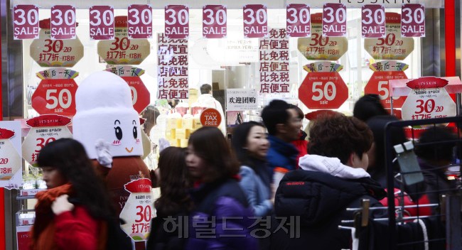 지난 2014년 한국을 방문한 중국인 관광객의 수가 600만명을 넘어섰다. 한국관광공사는 5년 내 중국인 관광객이 1000만명을 돌파할 것으로 예측했다. 요우커의 지갑을 열기 위한 2015년판 유통업계의 경쟁은 춘절(春節)을 기점으로 본격화되는 분위기다. [사진=이상섭 기자/babtong@heraldcorp.com]