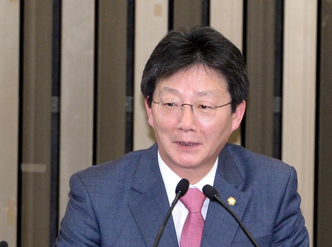 유승민의원이 2일 오전 국회에서 열린 새누리당 '2015 원내대표 및 정책위의장 선출 '의원총회에서 원내대표 선출된후 당선 소감을 말 하고  있다. 이길동기자.gdlee@heraldcorp.com
유승민의원이 2일 오전 국회에서 열린 새누리당 '2015 원내대표 및 정책위의장 선출 '의원총회에서 원내대표 선출된후 당선 소감을 말 하고  있다. 이길동기자.gdlee@heraldcorp.com