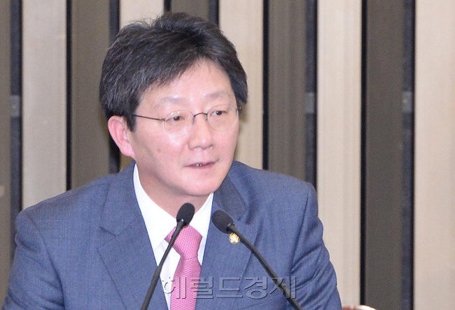 유승민의원이 2일 오전 국회에서 열린 새누리당 '2015 원내대표 및 정책위의장 선출 '의원총회에서 원내대표 선출된후 당선 소감을 말 하고  있다. [이길동 기자/gdlee@heraldcorp.com]