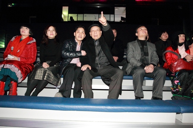 Xu Wenrong (third from right), chairman of Hedingan Group, watches a live 3-D show with Yun Kyoung-lim (second from right), senior vice president of KT’s future convergence strategy office, at the Dongdaemun Design Plaza in Seoul on Monday.   KT