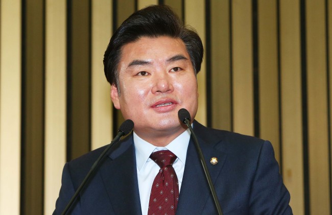 2일 오전 서울 여의도 국회에서 열린 새누리당 의원총회에서 정책위의장에 당선된 원유철 의원이 인사말을 하고 있다.이길동기자.gdlee@heraldcorp.com
2일 오전 서울 여의도 국회에서 열린 새누리당 의원총회에서 정책위의장에 당선된 원유철 의원이 인사말을 하고 있다.이길동기자.gdlee@heraldcorp.com