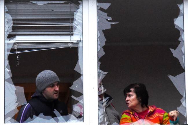 <YONHAP PHOTO-0180> People repair windows in a flat on Febuary 1, 2015 after it was damaged by shelling today in the eastern Ukrainian city of Donetsk which is controlled by pro-Russian rebels. At least 19 soldiers and civilians were killed in clashes across east Ukraine as fierce fighting raged on February 1 between government forces and pro-Russian rebels following the collapse of ceasefire talks. AFP PHOTO / DOMINIQUE FAGET../2015-02-02 01:24:38/ <저작권자 ⓒ 1980-2015 ㈜연합뉴스. 무단 전재 재배포 금지.>
People repair windows on Sunday after they were damaged by shelling in the eastern Ukrainian city of Donetsk which is controlled by pro-Russian rebels.   AFP-Yonhap