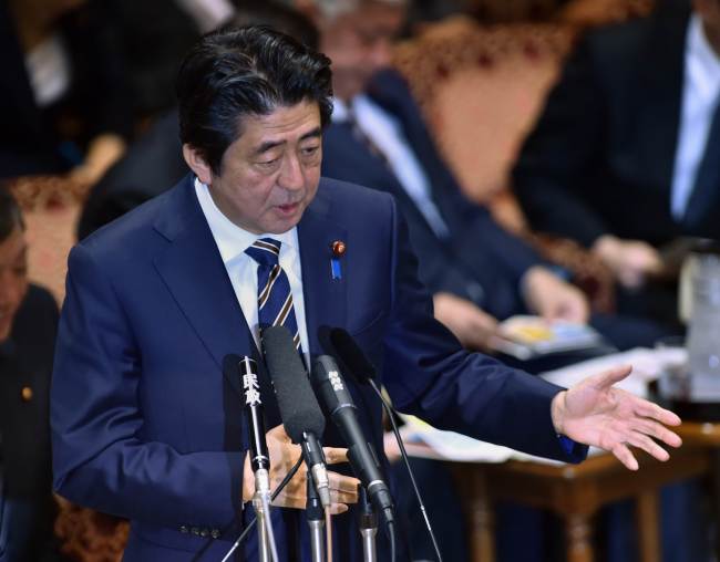 <YONHAP PHOTO-1240> Japanese Prime Minister Shinzo Abe answers a question by an opposition lawmaker during the Upper House's budget committee session at the National Diet in Tokyo on February 2, 2015, one day after a Japanese hostage was killed by the Islamic State group. Abe renewed his pledge to boost aid to the Middle East to back a fight against terrorism, overcoming the grief at the murder of Japanese hostages by the Islamic State group. AFP PHOTO / Yoshikazu TSUNO../2015-02-02 13:24:21/ <저작권자 ⓒ 1980-2015 ㈜연합뉴스. 무단 전재 재배포 금지.>
Japanese Prime Minister Shinzo Abe.    AFP-Yonhap
Japanese Prime Minister Shinzo Abe.    AFP-Yonhap