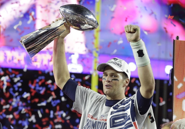 <YONHAP PHOTO-1230> New England Patriots quarterback Tom Brady celebrates with the Vince Lombardi Trophy after the NFL Super Bowl XLIX football game against the Seattle Seahawks Sunday, Feb. 1, 2015, in Glendale, Ariz. The Patriots won 28-24. (AP Photo/Michael Conroy)/2015-02-02 13:22:42/ <저작권자 ⓒ 1980-2015 ㈜연합뉴스. 무단 전재 재배포 금지.>
New England Patriots quarterback Tom Brady celebrates with the Vince Lombardi Trophy on Sunday.    AP-Yonhap
