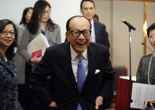 Bloomberg Photo Service 'Best of the Week': Billionaire Li Ka-shing, chairman of Cheung Kong Holdings Ltd. and Hutchison Whampoa Ltd., center, reacts while speaking to the media as he leaves a news conference in Hong Kong, China, on Friday, Jan. 9, 2015. Cheung Kong Holdings Ltd. offered $24 billion in stock to buy out unit Hutchison Whampoa Ltd. and will spin off its property assets in the biggest reorganization of Hong Kong billionaire Li's corporate empire. Photographer: Tomohiro Ohsumi/Bloomberg *** Local Caption *** Li Ka-shing
Hong Kong billionaire Li Ka-shing.   Bloomberg
Hong Kong billionaire Li Ka-shing.   Bloomberg