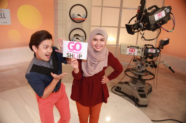 GS HOME SHOPPING IN MALAYSIA . South Korean retailer GS Home
Shopping launched its Malaysian home shopping channel “Go Shop” onFriday in a joint venture with Astro Retail Venture. (GS Home Shopping)