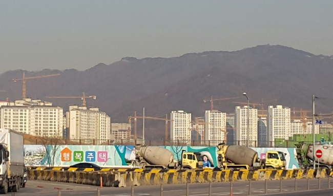 아파트 공사가 한창 진행 중인 위례신도시 안으로 공사 차량이 들어가고 있다.