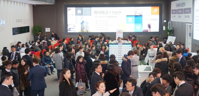 전문가들은 수익공유형 주택담보대출(주담대)과 고정금리 분할상환 주담대는 대출구조가 다르기 때문에 상황에 따라 달리 판단해야 한다고 조언한다. 사진은 위례 아이파크 모델하우스 분양현장 모습.