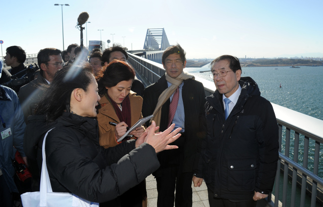 <YONHAP PHOTO-1845> 도쿄게이트브릿지 찾은 박원순 시장 (서울=연합뉴스) 박원순 서울시장이 2일 일본 도쿄게이트브릿지에서 교량관리시스템을 시찰하고 있다. 박 시장은 1일부터 6일간 일본 도쿄와 훗카이도를 방문해 도시안전 비결을 배울 예정이다. 2015.2.2 << 서울시 제공 >> photo@yna.co.kr/2015-02-02 16:20:51/ <저작권자 ⓒ 1980-2015 ㈜연합뉴스. 무단 전재 재배포 금지.>
<YONHAP PHOTO-1845> 도쿄게이트브릿지 찾은 박원순 시장 (서울=연합뉴스) 박원순 서울시장이 2일 일본 도쿄게이트브릿지에서 교량관리시스템을 시찰하고 있다. 박 시장은 1일부터 6일간 일본 도쿄와 훗카이도를 방문해 도시안전 비결을 배울 예정이다. 2015.2.2 << 서울시 제공 >> photo@yna.co.kr/2015-02-02 16:20:51/ <저작권자 ⓒ 1980-2015 ㈜연합뉴스. 무단 전재 재배포 금지.>