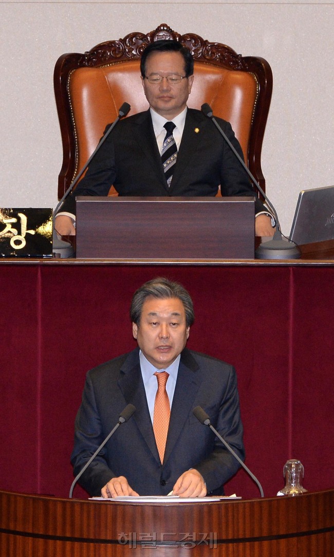 김무성 새누리당 대표가 3일 오전 국회 임시회 본회의에서 교섭단체 대표연설을 하고 있다. 김 대표는 이날 연설에서 “지난 2년 동안 고위 당정청 회의가 두 차례밖에 열리지 않았다”며 “앞으로 당이 주도해서 고위 당정청 회의를 수시로 열어 국정 현안을 효율적이고 신속하게 풀어 나가겠다”고 강조했다. 이길동 기자/gdlee@heraldcorp.com