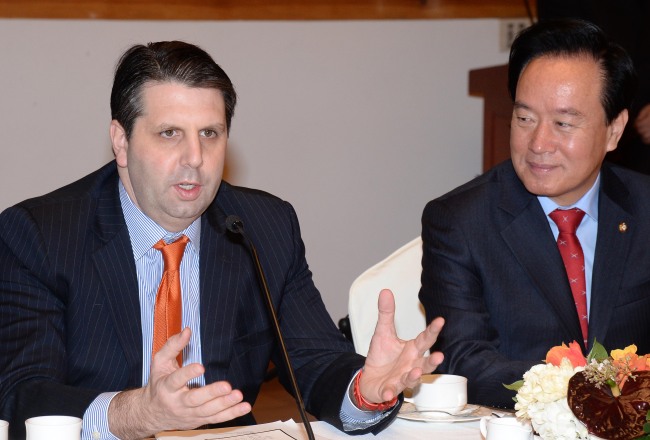 U.S. Ambassador to South Korea Mark W. Lippert (left) speaks in a meeting with South Korean lawmakers, including Rep. Lee Byung-suk of the Saenuri Party (right), at the National Assembly in Seoul on Tuesday. Lee Gil-dong/The Korea Herald