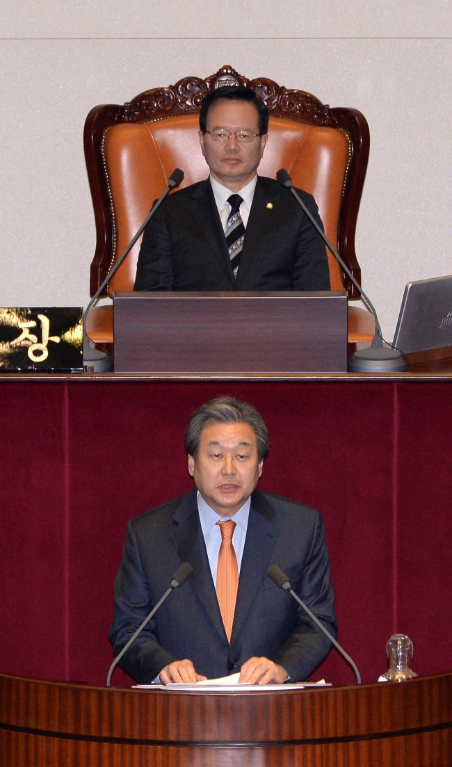 Ruling Saenuri Party leader Kim Moo-sung speaks during the plenary session at the National Assembly on Tuesday while Speaker Chung Ui-hwa looks on.    Lee Gil-dong/The Korea Herald