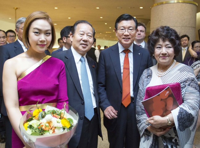 Kumho Asiana Group chairman Park Sam-koo (second from right) poses for photographs with Toshihiro Nikai (second from left), a senior member of Japan’s ruling Liberal Democratic Party and Korean pianist Son Yeol-eum (left) after an NHK Symphony Orchestra concert at Seoul Arts Center, southern Seoul, last year.    Asiana Airlines
Kumho Asiana Group chairman Park Sam-koo (second from right) poses for photographs with Toshihiro Nikai (second from left), a senior member of Japan’s ruling Liberal Democratic Party and Korean pianist Son Yeol-eum (left) after an NHK Symphony Orchestra concert at Seoul Arts Center, southern Seoul, last year.    Asiana Airlines