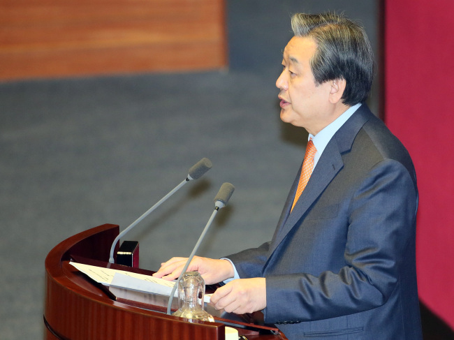 Ruling Saenuri Party chairman Rep. Kim Moo-sung addresses the National Assembly on Tuesday. (Yonhap)