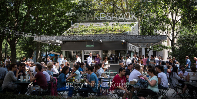 뉴욕 맨해튼 매디슨스퀘어공원에 위치한 셰이크 색(Shake Shack) 1호점. (사진=게티이미지)
