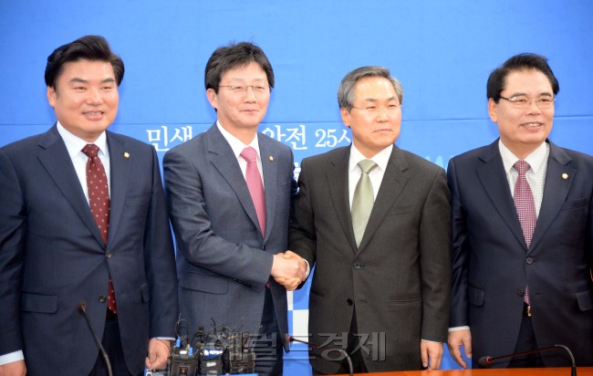 우윤근 새정치민주연합 원내대표(오른쪽)가 2일 오후 인사차 원내대표실을 찾은 유승민 새누리당 신임원내대표,원유철 신임정책위의장을  반갑게 맞이하며 인사를 하고 있다.(왼쪽부터 원유철,유승민,우윤근.백재현새정치민주연합 원내대표).  [이길동 기자/gdlee@heraldcorp.com]