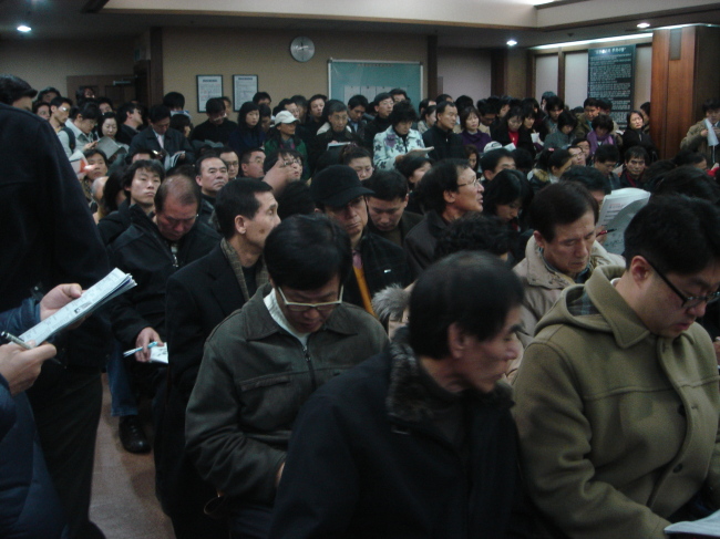 최근 경매시장에서 인기를 끌고 있는 아파트의 낙찰가율이 감정가별로 크게 차이가 나는 것으로 나타났다. 최근 서울서부지방법원 경매법정에서 응찰자들이 경매 결과를 기다리고 있다.