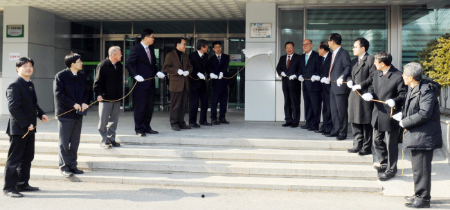 <YONHAP PHOTO-0634> '한국화학연구원 화학공정연구단' 현판식 (대전=연합뉴스) 이상천 국가과학기술연구회 이사장, 이규호 한국화학연구원 원장, 이기우 한국에너지기술연구원 원장, 이병권 한국과학기술연구원(KIST) 원장, 임용택 한국기계연구원 원장 등이 3일 한국화학연구원에서 화학공정융합연구단 현판 제막을 하고 있다. 2015.2.3 << 화학연구원 >> sw21@yna.co.kr/2015-02-03 13:54:52/ <저작권자 ⓒ 1980-2015 ㈜연합뉴스. 무단 전재 재배포 금지.>
<YONHAP PHOTO-0634> '한국화학연구원 화학공정연구단' 현판식 (대전=연합뉴스) 이상천 국가과학기술연구회 이사장, 이규호 한국화학연구원 원장, 이기우 한국에너지기술연구원 원장, 이병권 한국과학기술연구원(KIST) 원장, 임용택 한국기계연구원 원장 등이 3일 한국화학연구원에서 화학공정융합연구단 현판 제막을 하고 있다. 2015.2.3 << 화학연구원 >> sw21@yna.co.kr/2015-02-03 13:54:52/ <저작권자 ⓒ 1980-2015 ㈜연합뉴스. 무단 전재 재배포 금지.>