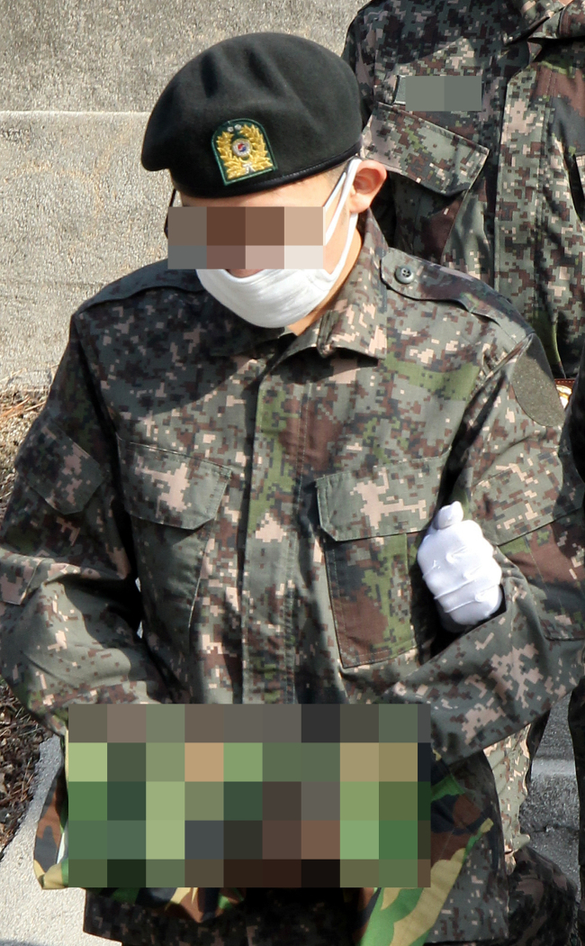 임모 병장이 3일 육군 제1야전군사령부 보통군사법원에서 열린 선고공판을 마치고 호송버스로 향하고 있다. 육군 제1야전군사령부 보통군사법원 재판부는 지난해 6월 강원 고성군 22사단 GOP(일반전초)에서 총기를 난사해 장병 5명을 살해하고 7명을 다치게 한 혐의로 기소된 임 병장에게 사형을 선고했다.