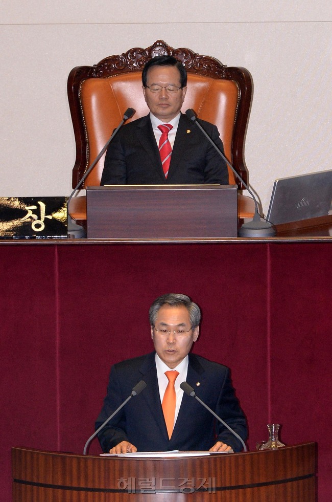 우윤근 새정치민주연합 원내대표가 4일 오전 국회 임시회 본회의에서 교섭단체 연설을 하고 있다.이길동기자.gdlee@heraldcorp.com
새정치민주연합 우윤근 원내대표가 4일 국회본회의장에서 교섭단체대표연설을 통해 “무상복지 약속이행”을 강조하고 있다.
이길동 기자/gdlee@heraldcorp.com