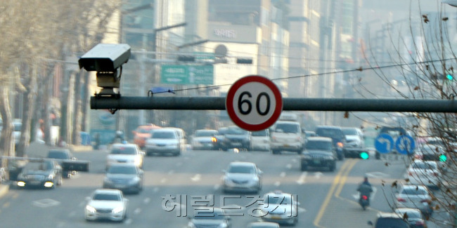 지난해 무인단속 카메라에 찍혀 속도위반 과태료를 낸 운전자가 확 늘었다.경찰청에 따르면 2014년 한해 동안 전국의 운전자들이 속도위반으로 무인단속 카메라에 찍혀 과태료를 부과받은 건수는 863만7995건으로, 전년(790만건5117건)에 비해 9.2% 급증했다. 사진은 서울 서초구에 설치된 경찰의 무인 단속 카메라.  [김명섭 기자/@heraldcorp.com]