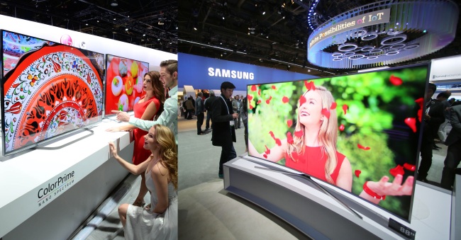 삼성전자가 오는 5일 공개할 SUHD TV(왼쪽). LG전자가 지난달 CES 2015에서 공개한 울트라HD TV. [사진=삼성ㆍLG전자