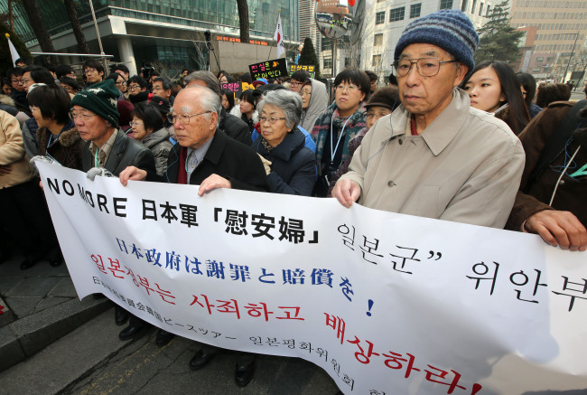 <YONHAP PHOTO-0952> 수요집회 참가한 일본인들 (서울=연합뉴스) 윤동진 기자 = 4일 서울 종로구 일본대사관 앞에서 열린 일본군 위안부 문제 해결을 위한 수요집회에 일본인들로 이뤄진 일본평화위원회 회원들이 참석해 일본정부의 사죄를 촉구하는 현수막을 들고 있다. 2015.2.4 mon@yna.co.kr/2015-02-04 13:27:10/ <저작권자 ⓒ 1980-2015 ㈜연합뉴스. 무단 전재 재배포 금지.>
A group of elderly citizens from Japan call for their government to apologize to the “comfort women” at a weekly rally in front of the Japanese Embassy in central Seoul on Wednesday.   Yonhap