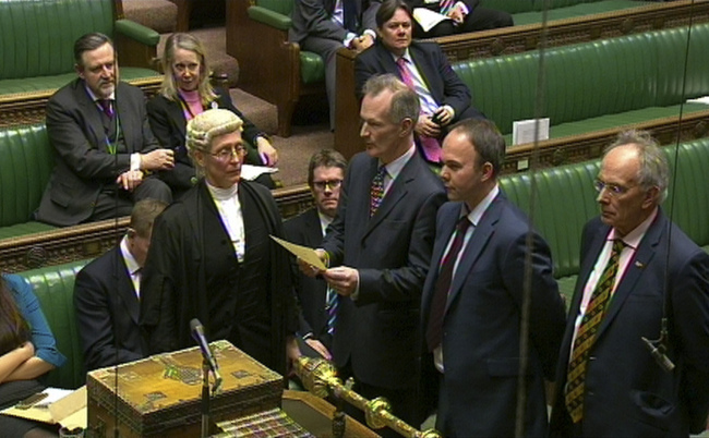 <YONHAP PHOTO-0382> In this screen shot from Parliament, the results of the vote is returned in the debating chamber at the House of Commons, in London, Tuesday Feb. 3, 2015. British lawmakers in the House of Commons voted Tuesday to allow scientists to create babies from the DNA of three people _ a move that could prevent some children from inheriting potentially fatal diseases from their mothers. The bill must next be approved by the House of Lords before becoming law. If so, it would make Britain the first country in the world to allow embryos to be genetically modified. (AP Photo/Parliament, PA)/2015-02-04 08:40:29/ <저작권자 ⓒ 1980-2015 ㈜연합뉴스. 무단 전재 재배포 금지.>
The results of the vote is returned in the debating chamber at the House of Commons in London on Tuesday.   AP-Yonhap
