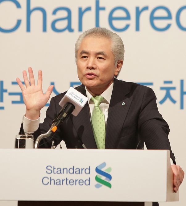 <YONHAP PHOTO-1150> 박종복 SC행장 "토착화된 한국 최고 국제적 은행 만들 것" (서울=연합뉴스) 박종복 한국스탠다드차타드(SC) 은행장이 4일 서울 소공동 롯데호텔에서 첫 기자간담회를 열고 국제적 네트워크 강점을 기반으로 SC은행을 토착화된 한국 최고의 국제적 은행으로 만들겠다고 포부를 밝히고 있다. 2015.2.4 << SC은행 제공 >> photo@yna.co.kr/2015-02-04 14:58:31/ <저작권자 ⓒ 1980-2015 ㈜연합뉴스. 무단 전재 재배포 금지.>
Park Jong-bok, president and CEO of Standard Chartered Korea.   Yonhap
Park Jong-bok, president and CEO of Standard Chartered Korea.   Yonhap